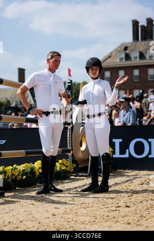 Londres, Royaume-Uni. 10 août 2025. Royal Hospital Chelsea Riders pendant la marche du parcours de saut d’obstacles avant le Grand Prix CSI5* LGCT de Londres au Longines Global Champions Tour London (Maxime David/SPP) crédit : SPP Sport Press photo. /Alamy Live News Banque D'Images