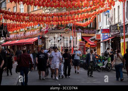 Scène de rue à Chinatown le 8 août 2025 à Londres, Royaume-Uni. Chinatown est une enclave ethnique bordant Soho et occupe actuellement la zone dans et autour de Gerrard Street. Il contient un certain nombre de restaurants chinois, boulangeries, supermarchés, boutiques de souvenirs, et d'autres entreprises dirigées par des Chinois. Banque D'Images