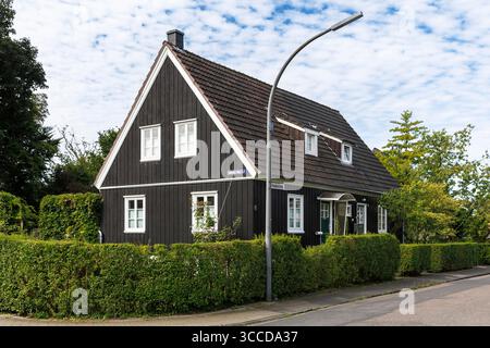 Maisons dans le lotissement finlandais (Finnensiedlung) dans le quartier Hoehenhaus de Cologne, Allemagne. Le lotissement, construit entièrement comme Banque D'Images
