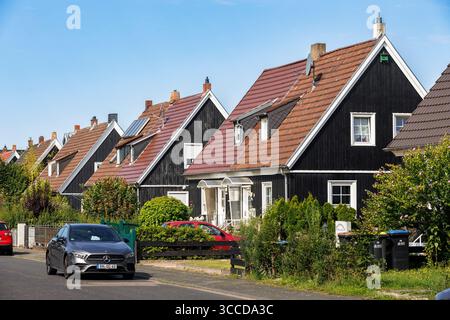 Maisons dans le lotissement finlandais (Finnensiedlung) dans le quartier Hoehenhaus de Cologne, Allemagne. Le lotissement, construit entièrement comme Banque D'Images