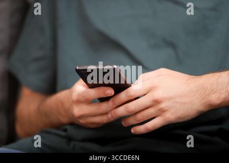 Gros plan de l'homme à l'aide d'un smartphone, de la navigation sur Internet, du téléphone portable, de la technologie moderne Banque D'Images