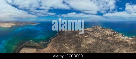 Superbe vue panoramique aérienne de l'isla de lobos et lanzarote dans les îles canaries, en espagne, mettant en valeur les eaux turquoises et le paysage volcanique Banque D'Images
