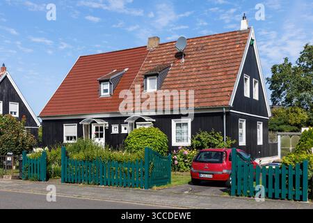 Maisons dans le lotissement finlandais (Finnensiedlung) dans le quartier Hoehenhaus de Cologne, Allemagne. Le lotissement, construit entièrement comme Banque D'Images