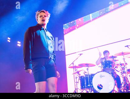10 décembre 2022, Inglewood, CA, États-Unis : YUNGBLUD se produit sur scène lors du ''KROQ Almost Acoustic Christmas'' d'Audacy au Kia Forum le 10 décembre 2022 à Inglewood, Californie. (Crédit image : © imageSPACE via ZUMA Press Wire) Banque D'Images