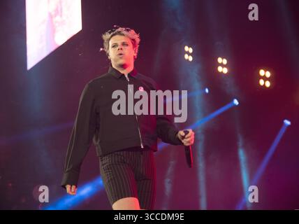 10 décembre 2022, Inglewood, CA, États-Unis : YUNGBLUD se produit sur scène lors du ''KROQ Almost Acoustic Christmas'' d'Audacy au Kia Forum le 10 décembre 2022 à Inglewood, Californie. (Crédit image : © imageSPACE via ZUMA Press Wire) Banque D'Images