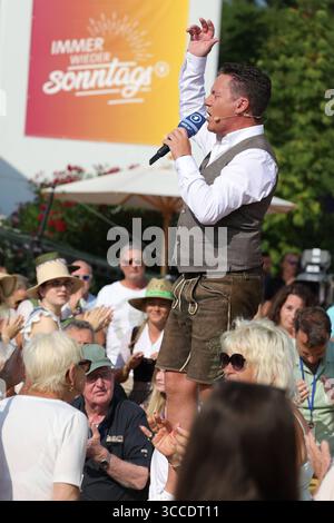 Stefan Mross - Immer wieder sonntags, Folge 9 modérateur Stefan Mross mit Immer wieder sonntags Banner im Hintergrund. ARD-Unterhaltungsshow Immer Wieder sonntags. TV-Aufzeichnung und Live-Übertragung vom 10.08.2025 aus dem Wasserpark Rulantica, Rust. Baden-Württemberg, Deutschland. *** Stefan Mross Immer Wieder sonntags, épisode 9 présentateur Stefan Mross avec Immer Wieder sonntags bannière en arrière-plan ARD spectacle de divertissement Immer Wieder sonntags enregistrement TV et diffusion en direct du 10 08 2025 depuis le parc aquatique Rulantica, Rust Baden Württemberg, Allemagne Banque D'Images