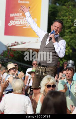 Stefan Mross - Immer wieder sonntags, Folge 9 modérateur Stefan Mross mit Immer wieder sonntags Banner im Hintergrund. ARD-Unterhaltungsshow Immer Wieder sonntags. TV-Aufzeichnung und Live-Übertragung vom 10.08.2025 aus dem Wasserpark Rulantica, Rust. Baden-Württemberg, Deutschland. *** Stefan Mross Immer Wieder sonntags, épisode 9 présentateur Stefan Mross avec Immer Wieder sonntags bannière en arrière-plan ARD spectacle de divertissement Immer Wieder sonntags enregistrement TV et diffusion en direct du 10 08 2025 depuis le parc aquatique Rulantica, Rust Baden Württemberg, Allemagne Banque D'Images