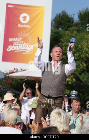 Stefan Mross - Immer wieder sonntags, Folge 9 modérateur Stefan Mross mit Immer wieder sonntags Banner im Hintergrund. ARD-Unterhaltungsshow Immer Wieder sonntags. TV-Aufzeichnung und Live-Übertragung vom 10.08.2025 aus dem Wasserpark Rulantica, Rust. Baden-Württemberg, Deutschland. *** Stefan Mross Immer Wieder sonntags, épisode 9 présentateur Stefan Mross avec Immer Wieder sonntags bannière en arrière-plan ARD spectacle de divertissement Immer Wieder sonntags enregistrement TV et diffusion en direct du 10 08 2025 depuis le parc aquatique Rulantica, Rust Baden Württemberg, Allemagne Banque D'Images