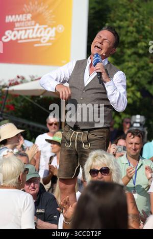 Stefan Mross - Immer wieder sonntags, Folge 9 modérateur Stefan Mross mit Immer wieder sonntags Banner im Hintergrund. ARD-Unterhaltungsshow Immer Wieder sonntags. TV-Aufzeichnung und Live-Übertragung vom 10.08.2025 aus dem Wasserpark Rulantica, Rust. Baden-Württemberg, Deutschland. *** Stefan Mross Immer Wieder sonntags, épisode 9 présentateur Stefan Mross avec Immer Wieder sonntags bannière en arrière-plan ARD spectacle de divertissement Immer Wieder sonntags enregistrement TV et diffusion en direct du 10 08 2025 depuis le parc aquatique Rulantica, Rust Baden Württemberg, Allemagne Banque D'Images