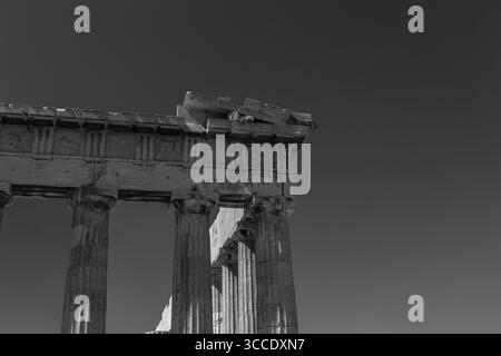 Regardant le Parthénon sur l'Acropole, Athènes, Grèce, par une journée d'été lumineuse avec un ciel bleu clair, mettant en évidence l'architecture classique. Banque D'Images