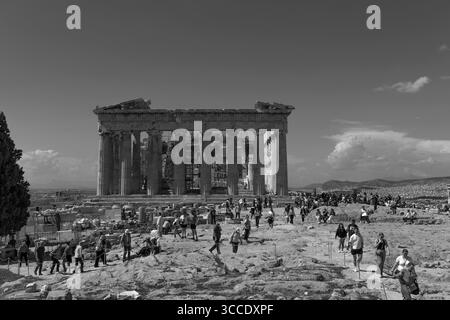 Regardant le Parthénon sur l'Acropole, Athènes, Grèce, par une journée d'été lumineuse avec un ciel bleu clair, mettant en évidence l'architecture classique. Banque D'Images