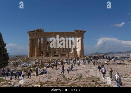 Regardant le Parthénon sur l'Acropole, Athènes, Grèce, par une journée d'été lumineuse avec un ciel bleu clair, mettant en évidence l'architecture classique. Banque D'Images