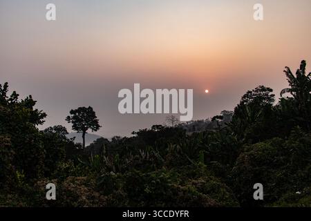 Coucher de soleil sur les nuages de la colline Sajek Banque D'Images