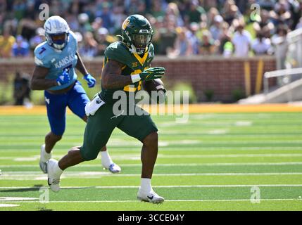 22 octobre 2022 : Baylor Bears Running Back Qualan Jones (28 ans) court avec le ballon pendant la 2e moitié du match de football NCAA entre les Jayhawks du Kansas et les Baylor Bears au McLane Stadium de Waco, Texas. Matthew Lynch/CSM (crédit image : © Matthew Lynch/CSM via ZUMA Press Wire) Banque D'Images