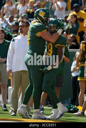 22 octobre 2022 : le linebacker des Baylor Bears Dillon Doyle (5 ans) et le Running back des Baylor Bears Richard Reese (29 ans) célèbrent un touchdown pendant la 2e moitié du match de football NCAA entre les Jayhawks du Kansas et les Baylor Bears au McLane Stadium de Waco, Texas. Matthew Lynch/CSM (crédit image : © Matthew Lynch/CSM via ZUMA Press Wire) Banque D'Images
