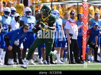 22 octobre 2022 : Baylor Bears Running Back Richard Reese (29 ans) court avec le ballon pendant la 2e moitié du match de football NCAA entre les Jayhawks du Kansas et les Baylor Bears au McLane Stadium de Waco, Texas. Matthew Lynch/CSM (crédit image : © Matthew Lynch/CSM via ZUMA Press Wire) Banque D'Images