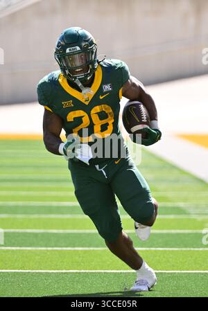 22 octobre 2022 : Baylor Bears Running Back Qualan Jones (28 ans) court avec le ballon pendant la 2e moitié du match de football NCAA entre les Jayhawks du Kansas et les Baylor Bears au McLane Stadium de Waco, Texas. Matthew Lynch/CSM (crédit image : © Matthew Lynch/CSM via ZUMA Press Wire) Banque D'Images