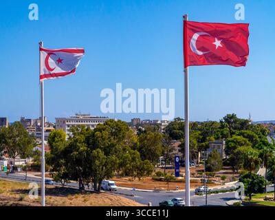 Le drapeau turc [à droite] et le drapeau de la République turque de Chypre du Nord flottant dans la ville de Famagouste. Banque D'Images