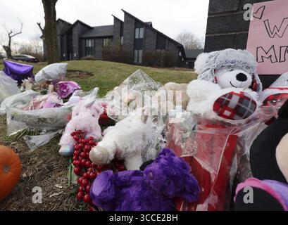 14 décembre 2022 : un mémorial rempli de dizaines de bouquets de fleurs et d'animaux en peluche se trouve à l'extérieur de la maison Kisliak le long de Acacia Terrace le 2 décembre 2022, à Buffalo Grove, Illinois. (Crédit image : © Stacey Wescott/Chicago Tribune via ZUMA Press Wire) Banque D'Images