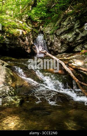 Lower Whiteoak Canyon Falls Cascades à Layers over Rocks à Shenandoah Banque D'Images