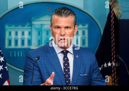 Washington, États-Unis. 11 août 2025. Le secrétaire AMÉRICAIN à la Défense Pete Hegseth s’adresse aux médias aux côtés du président américain Donald Trump dans la salle de conférence de presse James S. Brady de la Maison Blanche, Washington, DC, États-Unis, le 11 août 2025. Le président Trump devrait annoncer le déploiement de la Garde nationale à Washington DC dans le cadre d’une stratégie de réduction de la criminalité. EPA/WILL OLIVER/POOL crédit : Abaca Press/Alamy Live News Banque D'Images