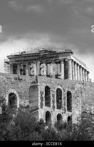 En regardant le Parthénon sur l'Acropole, Athènes, Grèce, vu de Dionysiou Areopagitou, une célèbre rue piétonne et monument. Banque D'Images