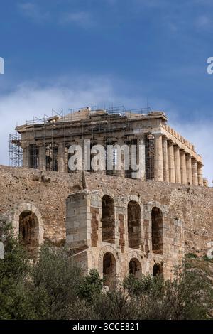 En regardant le Parthénon sur l'Acropole, Athènes, Grèce, vu de Dionysiou Areopagitou, une célèbre rue piétonne et monument. Banque D'Images