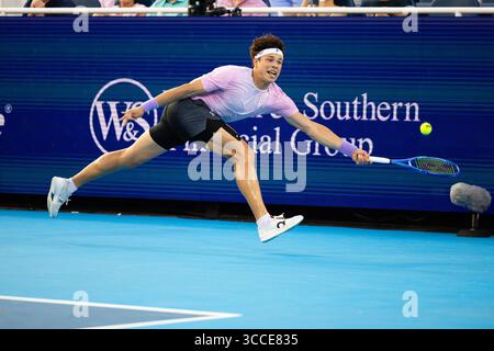 MASON, OHIO - 10 AOÛT : Ben Shelton des États-Unis en action contre Camilo Ugo Carabelli d'Argentine lors du jour 4 de l'Open de Cincinnati au Lindner Family Tennis Center le 10 août 2025 à Mason, Ohio. (Photo de Mauricio Paiz) crédit : Mauricio Paiz/Alamy Live News Banque D'Images