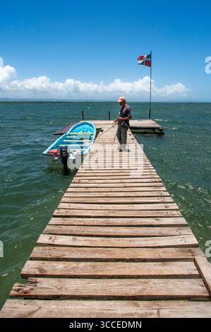27 juillet 2009, Samana, Republica Dominicana : excursion en bateau dans la forêt tropicale, les mangroves. L'écotourisme. Parc national Los Haitises, Sabana de la Mar, République Dominicaine...le parc national Los Haitises est un parc national situé sur la côte nord-est éloignée de la République Dominicaine qui a été créé en 1976. Il se compose d'un plateau karstique calcaire avec des collines coniques, des gouffres et des cavernes, et il y a une grande zone de forêt de mangrove sur la côte. D'autres parties du parc sont recouvertes de forêt humide subtropicale et la région a des précipitations annuelles d'environ 2 000 mm (79 po). Le parc contient un engourdi Banque D'Images