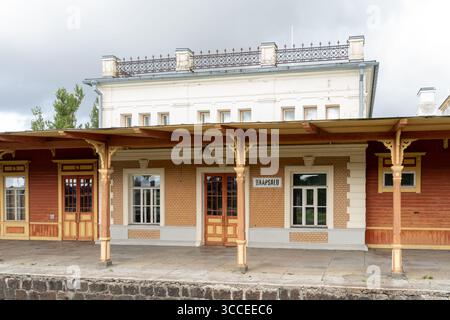10 août 2025, Haapsalu, Estonie : section centrale de la gare de Haapsalu avec architecture historique et panneau Haapsalu. Banque D'Images
