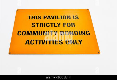 Panneau orange avec texte indiquant que le pavillon est strictement réservé aux activités de liaison communautaire, musée d'art de singapour Banque D'Images