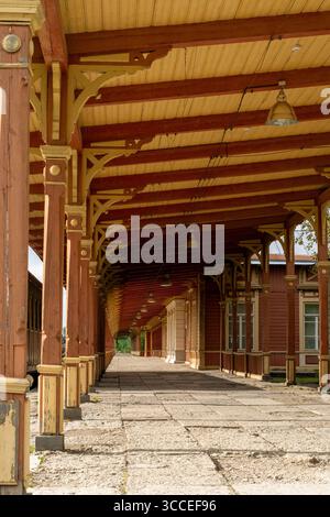 10 août 2025, Haapsalu, Estonie : vue sur la piste de la gare de Haapsalu avec plate-forme historique en bois et auvent. Banque D'Images