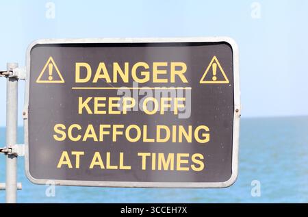 Panneau d'échafaudage qui indique danger garder hors échafaudage en tout temps Royaume-Uni Banque D'Images