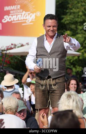 Stefan Mross - Immer wieder sonntags, Folge 9 modérateur Stefan Mross mit Immer wieder sonntags Banner im Hintergrund. ARD-Unterhaltungsshow Immer Wieder sonntags. TV-Aufzeichnung und Live-Übertragung vom 10.08.2025 aus dem Wasserpark Rulantica, Rust. Baden-Württemberg, Deutschland. *** Stefan Mross Immer Wieder sonntags, épisode 9 présentateur Stefan Mross avec Immer Wieder sonntags bannière en arrière-plan ARD spectacle de divertissement Immer Wieder sonntags enregistrement TV et diffusion en direct du 10 08 2025 depuis le parc aquatique Rulantica, Rust Baden Württemberg, Allemagne Banque D'Images
