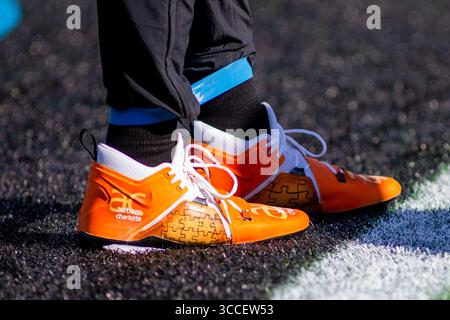 18 décembre 2022 : Carolina Panthers Tight End Tommy Tremble (82) montre son soutien à Autism Charlotte lors des échauffements du match NFL à Charlotte, Caroline du Nord. (Scott Kinser/Cal Sport Media) (image crédit : © Scott Kinser/CSM via ZUMA Press Wire) Banque D'Images