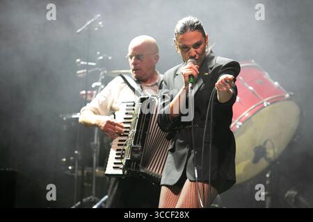 La chanteuse Nadine Shah se produit sur scène avec les Pogues à O2 Apollo à Manchester, en Angleterre. Banque D'Images