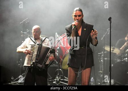 La chanteuse Nadine Shah se produit sur scène avec les Pogues à O2 Apollo à Manchester, en Angleterre. Banque D'Images