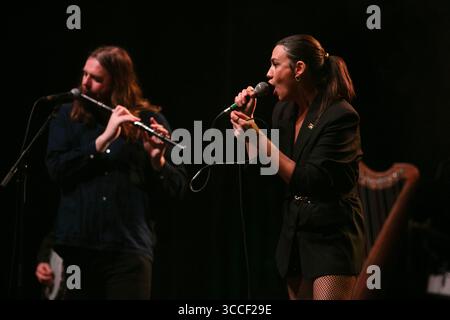 La chanteuse Nadine Shah se produit sur scène avec les Pogues à O2 Apollo à Manchester, en Angleterre. Banque D'Images