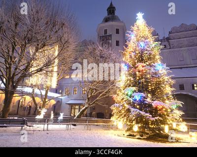 Arbre de Noël festif et cour du château des ducs de Poméranie, Szczecin, Pologne Banque D'Images