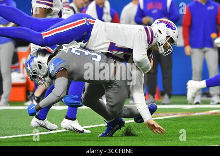 DETROIT, mi - 24 NOVEMBRE : le QB Josh Allen (17) est bouleversé par les Detroit Lions Safety (31) Kerby Joseph pendant le match entre les Buffalo Bills et les Detroit Lions le 24 novembre 2022 à Detroit, mi (photo par Allan Dranberg/CSM) (image crédit : © Allan Dranberg/CSM/CSM via ZUMA Press Wire) Banque D'Images