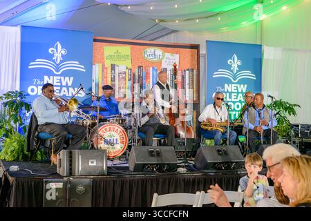 NEW ORLEANS, LOUISIANE, États-Unis - 11 MARS 2023 : le Preservation All-Star Band se produit à l'événement de clôture du New Orleans Book Festival 2023 Banque D'Images