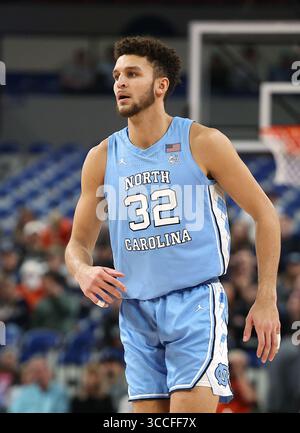 25 novembre 2022 : North Carolina Tar suit l'attaquant Pete Nance (32) lors du match de basket-ball PK85 NCAA entre les Tarheels de Caroline du Nord et les cyclones de l'État de l'Iowa au Veterans Memorial Coliseum, Portland, OREGON. Larry C. Lawson/CSM (Cal Sport Media via AP images) (crédit image : © Larry C. Lawson/CSM via ZUMA Press Wire) Banque D'Images