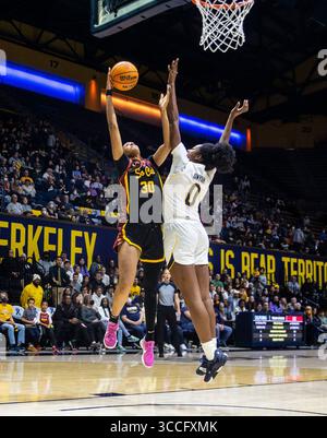 19 février 2023 Berkeley, CA États-Unis L'attaquant de l'USC Kadi Sissoko (30) se dirige vers le panier lors du match de basket féminin de la NCAA entre les Trojans de l'USC et les Golden Bears de Californie. La Californie a battu l'USC 81-78 en prolongation au Haas Pavilion Berkeley Calif. Thurman James / CSM (crédit image : © Thurman James/CSM via ZUMA Press Wire) Banque D'Images