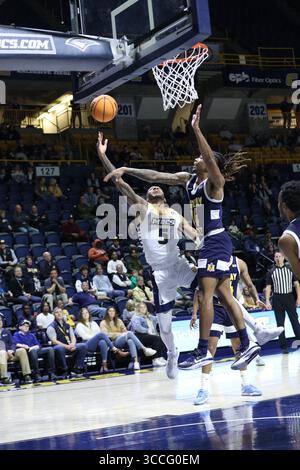 26 novembre 2022, Chattanooga, Tennessee, États-Unis : Jamal Johnson (5), garde des MOCS de Chattanooga, entre les Murray State Racers et les MOCS UT-Chattanooga à McKenzie Arena. (Crédit image : © Frank Mattia/ZUMA Press Wire) Banque D'Images