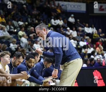 26 novembre 2022, Chattanooga, Tennessee, États-Unis : Dan Earl, entraîneur-chef des MOCS de Chattanooga, parle avec ses joueurs lors du match de basket-ball universitaire masculin de la NCAA entre les Murray State Racers et les MOCS UT-Chattanooga à McKenzie Arena. (Crédit image : © Frank Mattia/ZUMA Press Wire) Banque D'Images
