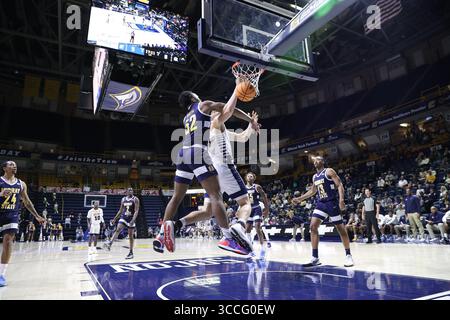 26 novembre 2022, Chattanooga, Tennessee, États-Unis : Jamari Smith (52), attaquant des Murray State Racers, fausse le centre des MOCS de Chattanooga, Jake Stephens (33) pendant le match de basket-ball universitaire masculin de la NCAA entre les Murray State Racers et les MOCS UT-Chattanooga à McKenzie Arena. (Crédit image : © Frank Mattia/ZUMA Press Wire) Banque D'Images