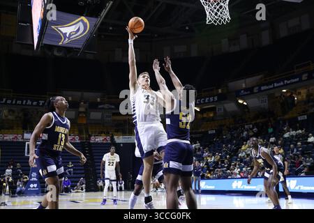 26 novembre 2022, Chattanooga, Tennessee, États-Unis : le centre des MOCS de Chattanooga Jake Stephens (33) tire la balle sur l'attaquant Jamari Smith (52) des Murray State Racers lors du match de basket-ball universitaire masculin de la NCAA entre les Murray State Racers et les MOCS UT-Chattanooga à McKenzie Arena. (Crédit image : © Frank Mattia/ZUMA Press Wire) Banque D'Images