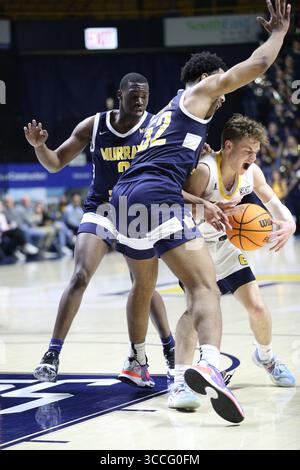 26 novembre 2022, Chattanooga, Tennessee, États-Unis : Jamari Smith (52), attaquant des Murray State Racers garde des MOCS de Chattanooga Brody Robinson (55) alors qu'il se dirige vers le panier lors du match de basket-ball universitaire masculin de la NCAA entre les Murray State Racers et les MOCS UT-Chattanooga à McKenzie Arena. (Crédit image : © Frank Mattia/ZUMA Press Wire) Banque D'Images