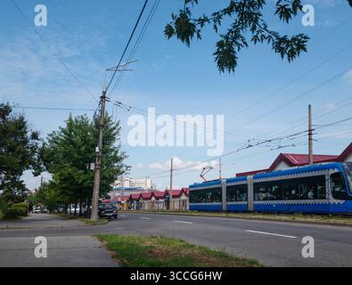 Kiev, Ukraine - 25 juillet 2025 : tramway bleu circulant dans la rue de Kiev, Ukraine, avec des passagers se déplaçant à travers la ville un jour d'été, showcasi Banque D'Images
