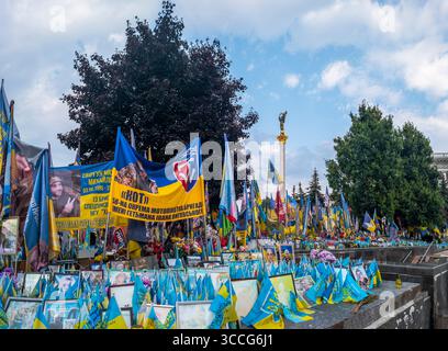 Kiev, Ukraine - 25 juillet 2025 : mémorial poignant à Maidan Nezalezhnosti affichant des drapeaux ukrainiens et des portraits honorant les soldats tombés au combat pendant la Rus Banque D'Images